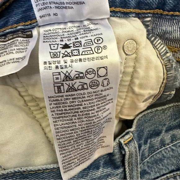 Red Line Selvedge Levi’s Icon Distressed Wedgie Fit Jean - Picture 13 of 16